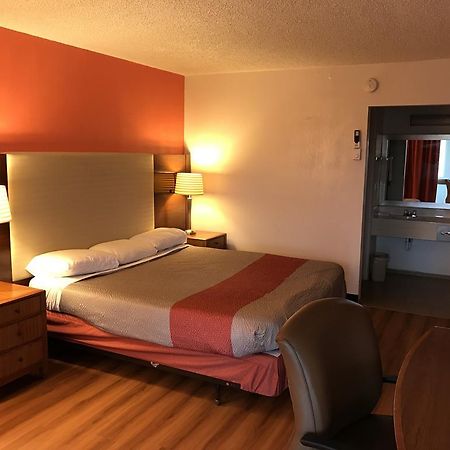 Regency Inn And Conference Center Clinton Bagian luar foto