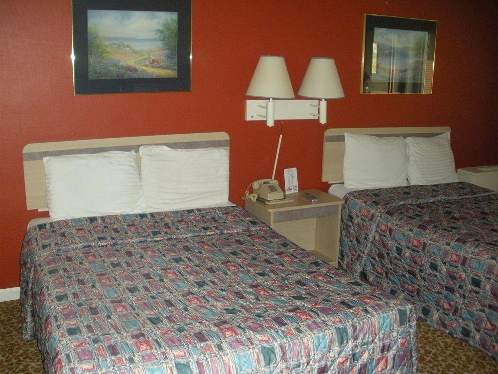 Regency Inn And Conference Center Clinton Bagian luar foto