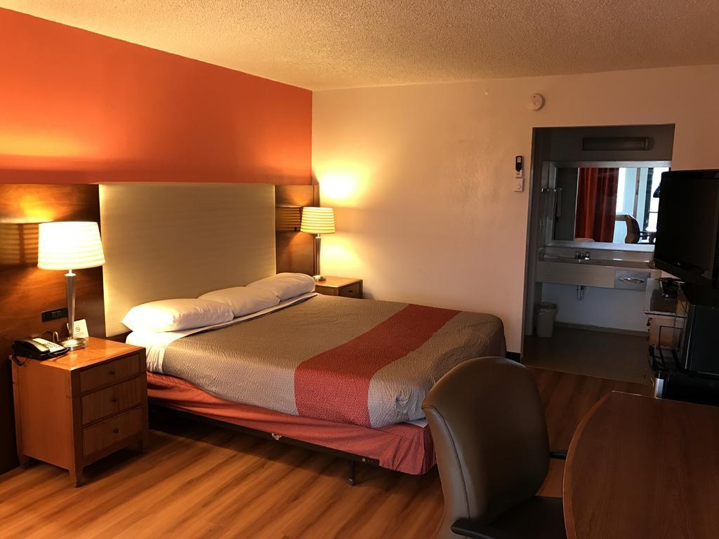 Regency Inn And Conference Center Clinton Bagian luar foto