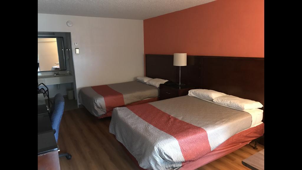 Regency Inn And Conference Center Clinton Bagian luar foto