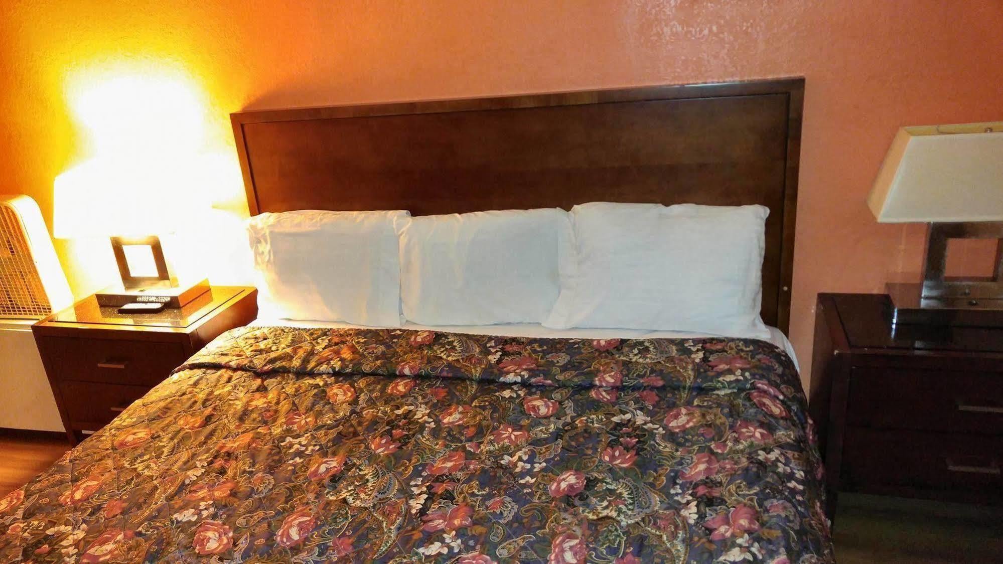 Regency Inn And Conference Center Clinton Bagian luar foto