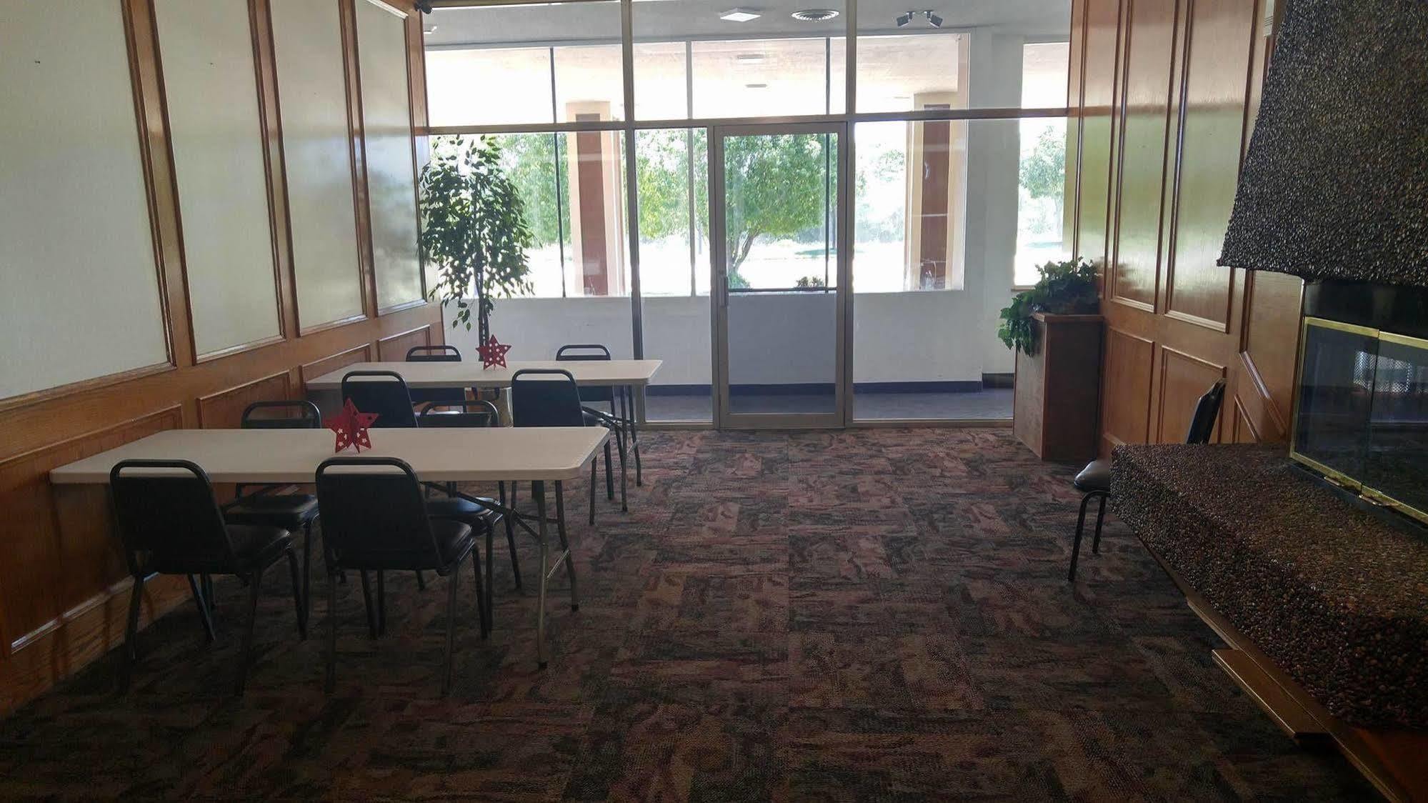 Regency Inn And Conference Center Clinton Bagian luar foto